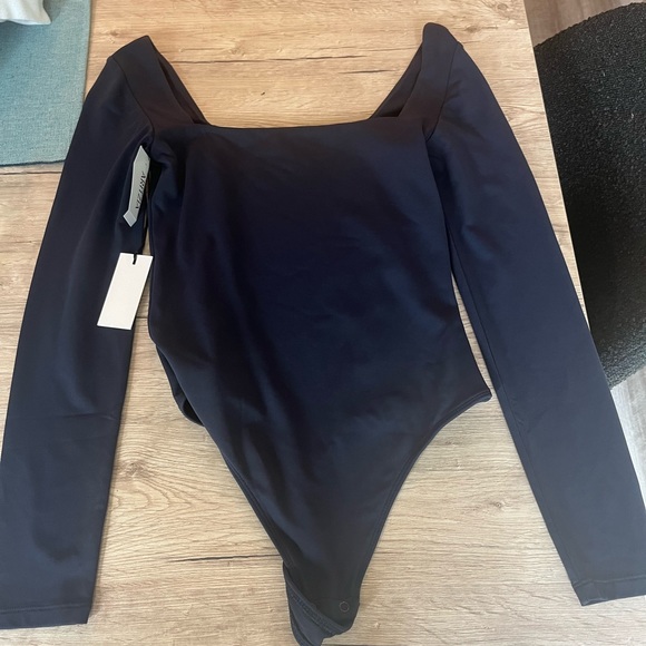 Aritzia Babaton Contour Squareneck long sleeve navy bodysuit. Size small. NWT - Picture 1 of 4
